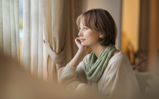 femme-contemplative-fenetre-lumiere-naturelle