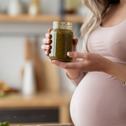 femme-enceinte-cuisine-moderne-pesto