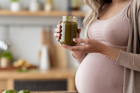 femme-enceinte-cuisine-moderne-pesto