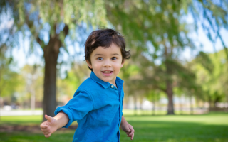 garcon-parc-ensoleille-arbres-ciel