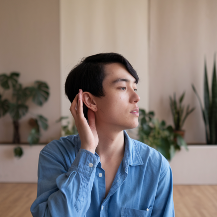 personne-profil-plantes-arriere-plan