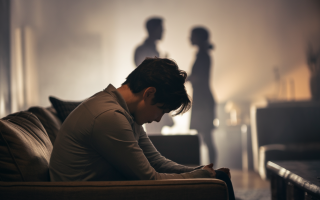 personne-preoccupee-salon-intime-sombre