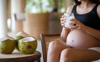 femme-enceinte-verre-lait-coco