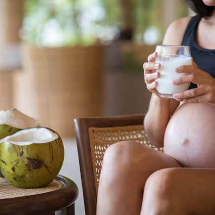 femme-enceinte-verre-lait-coco