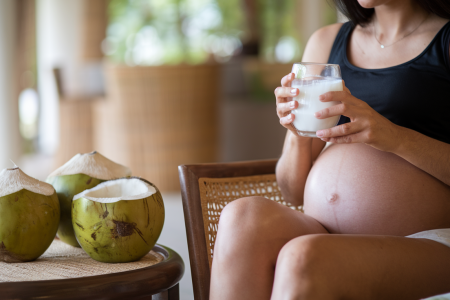 femme-enceinte-verre-lait-coco