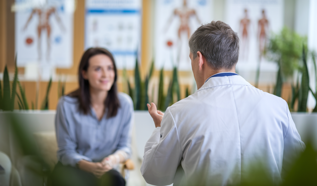 medecin-patient-bureau-affiches-plantes