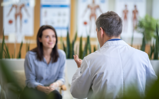 medecin-patient-bureau-affiches-plantes