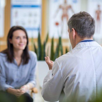 medecin-patient-bureau-affiches-plantes