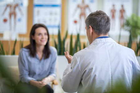 medecin-patient-bureau-affiches-plantes
