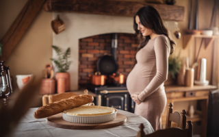 femme-enceinte-cuisine-fromage-baguette