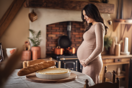 femme-enceinte-cuisine-fromage-baguette