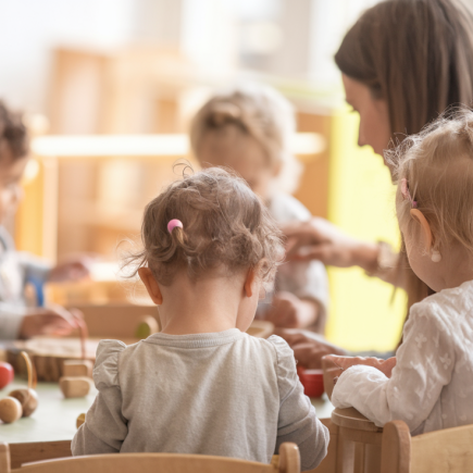 educatrice-enfants-aire-jeu-lumineuse