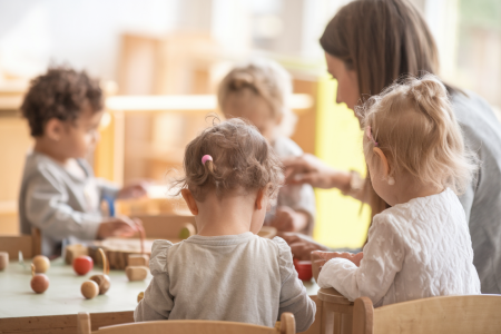 educatrice-enfants-aire-jeu-lumineuse