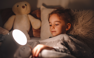 enfant-serene-veilleuse-peluche-oreiller