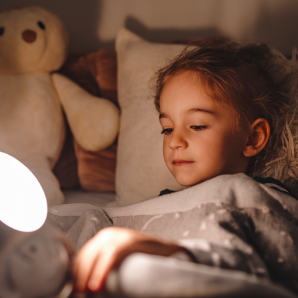 enfant-serene-veilleuse-peluche-oreiller