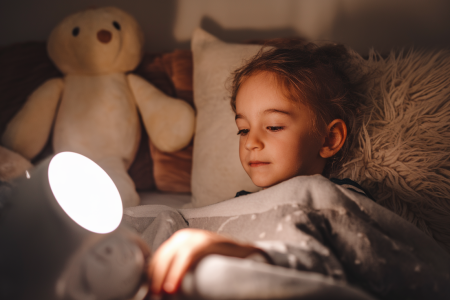 enfant-serene-veilleuse-peluche-oreiller