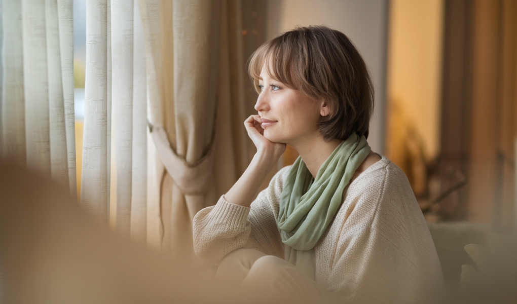 femme-contemplative-fenetre-lumiere-naturelle