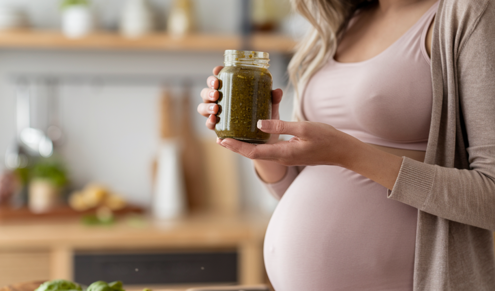femme-enceinte-cuisine-moderne-pesto