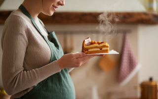 femme-enceinte-cuisine-galette-frangipane
