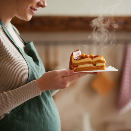 femme-enceinte-cuisine-galette-frangipane