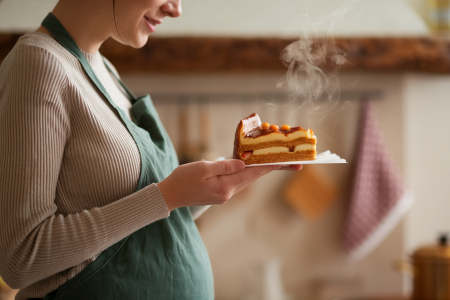 femme-enceinte-cuisine-galette-frangipane