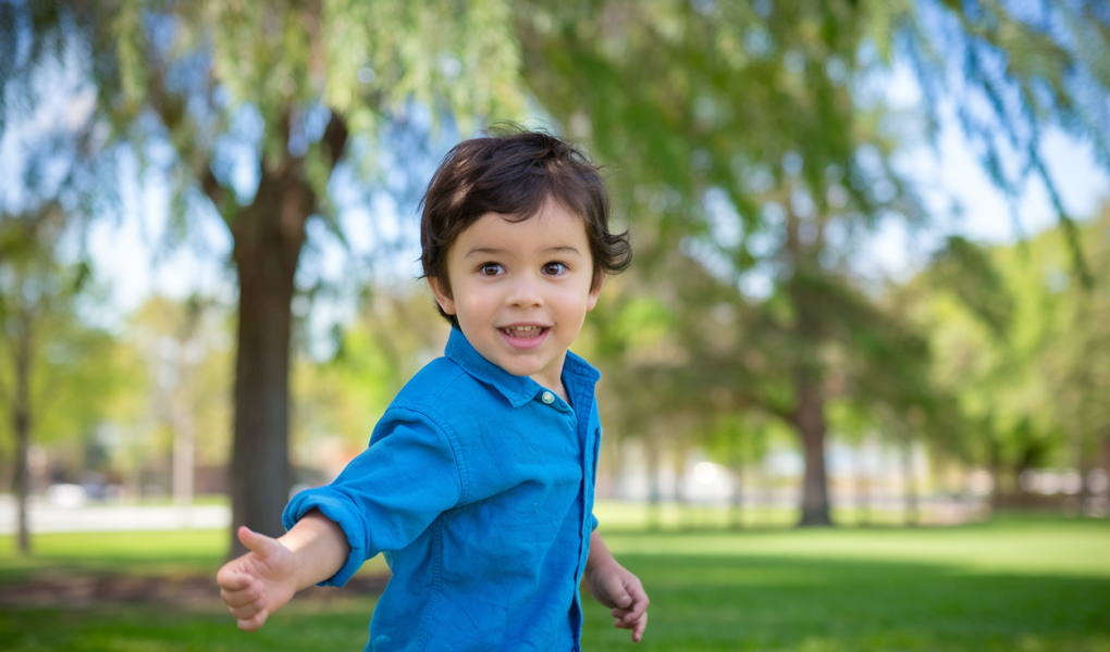 garcon-parc-ensoleille-arbres-ciel