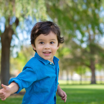 garcon-parc-ensoleille-arbres-ciel
