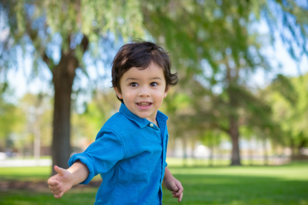 garcon-parc-ensoleille-arbres-ciel