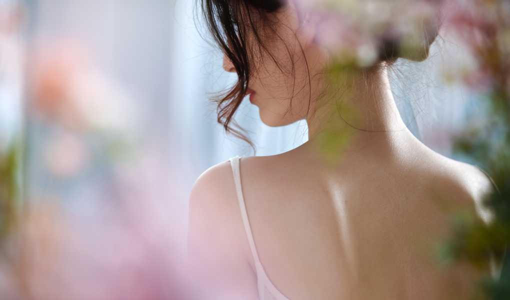 silhouette-feminine-dos-lumiere-pastel