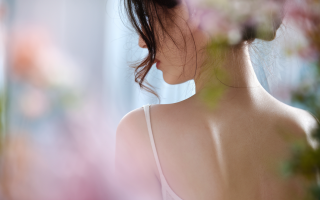 silhouette-feminine-dos-lumiere-pastel