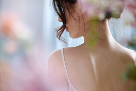 silhouette-feminine-dos-lumiere-pastel