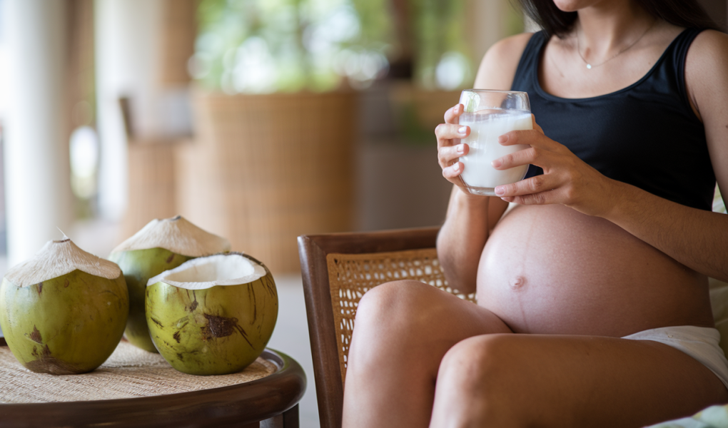 femme-enceinte-verre-lait-coco