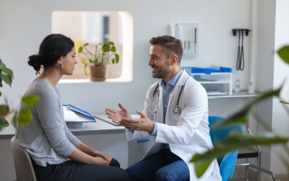 medecin-patient-bureau-moderne-instruments