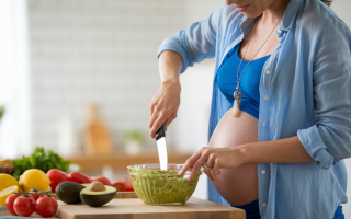 femme-enceinte-cuisine-preparation-guacamole