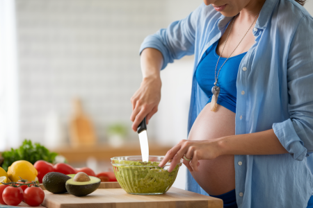 femme-enceinte-cuisine-preparation-guacamole