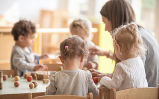 educatrice-enfants-aire-jeu-lumineuse